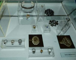 Grobni nalazi - nakit ( Zemaljski muzej BiH )