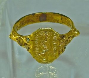 Pozlaćeni pečatni prsten ( Zemaljski muzej BiH )